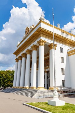 Moskova, Rusya - 22 Temmuz 2019: Moskova'daki Vdnh parkında, güneşli yaz gününde beyaz bulutların arka planı olan mavi bir gökyüzüne rsfsr pavyonu görünümü