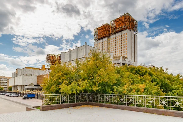 Moskau, russland - 13. August 2019: Blick auf die Russische Akademie der Wissenschaften in Moskau an einem Sommertag vor blauem Himmel mit Wolken — Stockfoto