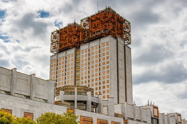 Moscú, Rusia - 13 de agosto de 2019: Edificio principal de la Academia Rusa de Ciencias en Moscú en el día de verano contra el cielo nublado — Foto de Stock
