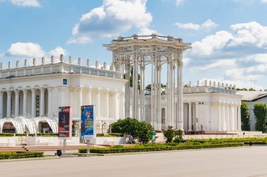 Moskova, Rusya - 22 Temmuz 2019: Vdnh'de Mavi Gökyüzüne Karşı Güneşli Yaz Sabahı Pavyon Sovyet Kültürü. Vdnh Moskova'da popüler turistik dönüm noktası