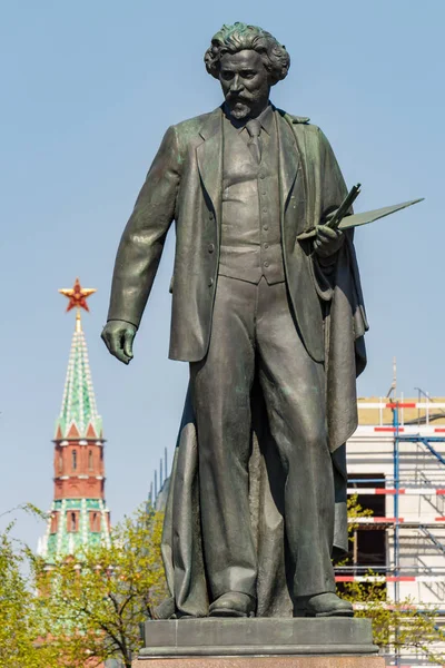 Moskou, Rusland-mei 01, 2019: monument voor de Russische schilder Ilya Repin op Bolotnaya plein in Moskou tegen de toren van het Kremlin van Moskou op zonnige lente ochtend — Stockfoto