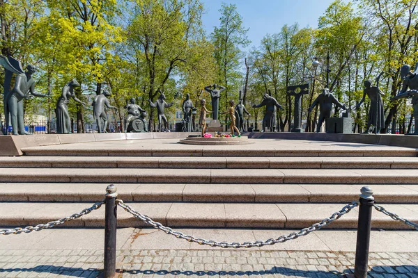 Moscou, Rússia - 01 de maio de 2019: Escultura Crianças vítimas de vícios adultos na praça Bolotnaya, em Moscou, na ensolarada manhã de primavera contra o céu azul e as árvores verdes — Fotografia de Stock