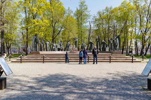 Moskou, Rusland-mei 01, 2019: ouders en hun kinderen kijken naar beeldhouwkunst kinderen-slachtoffers van volwassen ondeugden op Bolotnaya plein in Moskou op zonnige lente ochtend — Stockfoto