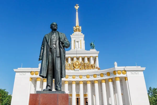 Moscú, Rusia - 22 de julio de 2019: Monumento a Vladimir Lenin contra el pabellón URSS en VDNH sobre un fondo de cielo azul en la soleada mañana de verano. Parque VDNH es popular lugar turístico en Moscú — Foto de Stock
