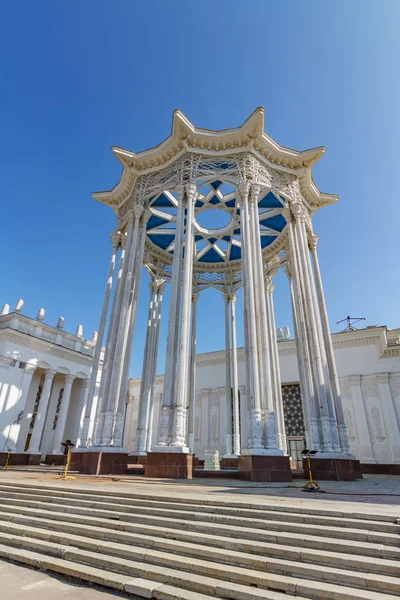 Mosca, Russia - 22 luglio 2019: Rotonda contro facciata di padiglione la Cultura dei soviet su VDNH in Mosca su uno sfondo di cielo azzurro a mattina estiva soleggiata. Architettura del parco VDNH — Foto Stock