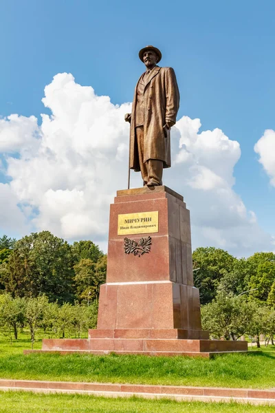 Moskou, Rusland-22 juli 2019: monument voor Ivan Michurin in Vdnh Park in Moskou. Ivan Michurin is beroemd Russische bioloog en kweker — Stockfoto