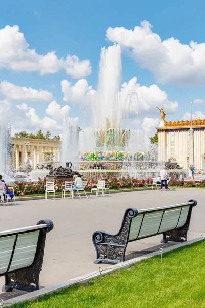 Moscú, Rusia - 22 de julio de 2019: Fuente de flores de piedra en el parque VDNH en Moscú contra el cielo azul en el soleado día de verano. Exposición de logros de la economía nacional es un hito turístico popular ruso — Foto de Stock