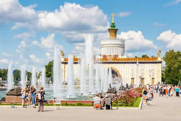 Moskova, Rusya-22 Temmuz 2019: VDNH parkta taş çiçek Çeşmesi güneşli yaz gününde mavi gökyüzüne karşı Moskova 'da. Ulusal Ekonomi başarıları sergi Rus popüler turistik dönüm noktasıdır