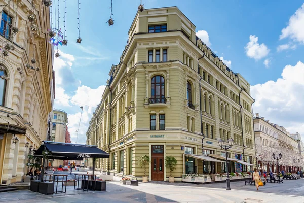 मॉस्को, रूस 28 जुलाई 2019: निकोल्स्काया स्ट्रीट आर्किटेक्चर। निकोल्स्काया स्ट्रीट मॉस्को में एक लोकप्रिय पर्यटन स्थल है — स्टॉक फ़ोटो, इमेज