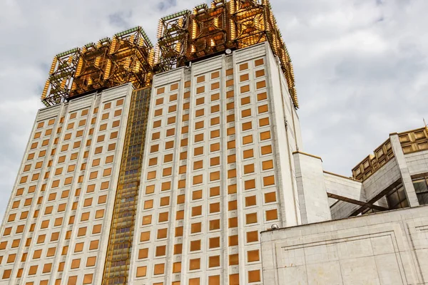 Moscú, Rusia - 13 de agosto de 2019: Edificio de gran altura de la Academia Rusa de Ciencias en Moscú contra el cielo nublado — Foto de Stock