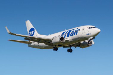 Moskova, Rusya - 19 Mayıs 2019: Uçak Boeing 737-524(WL) Vp-Bxy Utair Havacılık Vp-Bxy Moskova Vnukovo uluslararası havaalanında güneşli bir günde mavi gökyüzü arka plan üzerinde iniş