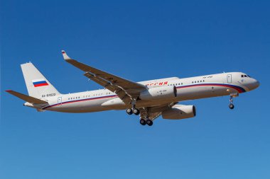 Moskova, Rusya-Nisan 03, 2019: uçak Tupolev Tu-214vpu ra-64517 Rossiya-özel uçuş dekolmanı güneşli bir günde Moskova 'da Vnukovo Uluslararası Havaalanı mavi gökyüzüne karşı iniş için gidiyor