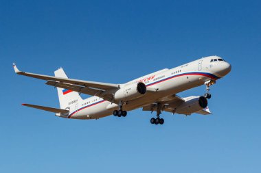 Moskova, Rusya-Nisan 03, 2019: uçak Tupolev Tu-214vpu ra-64517 Rossiya-özel uçuş dekolmanı güneşli bir günde Moskova 'da Vnukovo Uluslararası Havaalanı mavi gökyüzüne karşı iniş için gidiyor