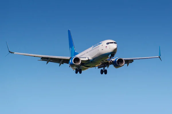 Moscú, Rusia - 19 de mayo de 2019: Avión Boeing 737-8AL (WL) VP-BPL de la aerolínea Pobeda aterriza en el aeropuerto internacional de Vnukovo en Moscú sobre un fondo de cielo azul en un día soleado — Foto de Stock