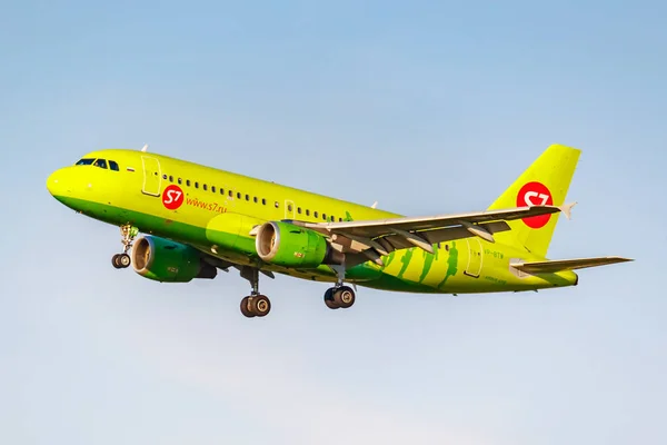 Moscow, Russia - June 20, 2019: Aircraft Airbus A319-114 VP-BTW of S7 Siberia Airlines landing at Domodedovo international airport in Moscow on a blue sky background at sunny evening — Stock Photo, Image