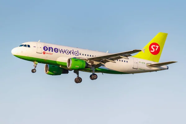 Moscow, Russia - June 20, 2019: Aircraft Airbus A319-114 VP-BTN Oneworld Livery of S7 Siberia Airlines landing at Domodedovo international airport in Moscow on a blue sky background at sunny evening — Stock Photo, Image