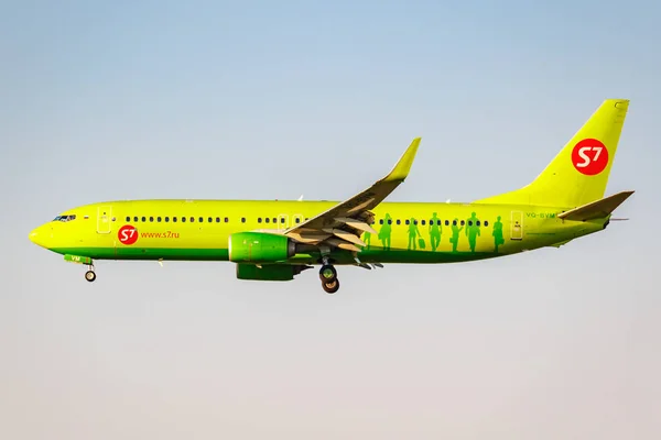 Moscow, Russia - June 20, 2019: Aircraft Boeing 737-8GJ(WL) VQ-BVM of S7 Siberia Airlines landing at Domodedovo international airport in Moscow on a blue sky background at sunny evening — Stock Photo, Image