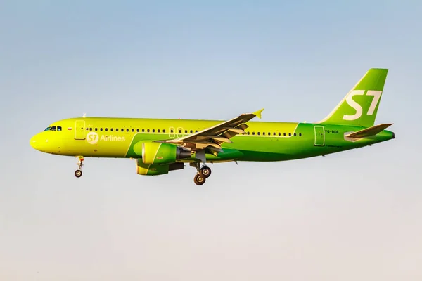 Moscow, Russia - June 20, 2019: Aircraft Airbus A320-214 VQ-BDE of S7 Siberia Airlines landing at Domodedovo international airport in Moscow on a blue sky background at sunny evening — Stock Photo, Image