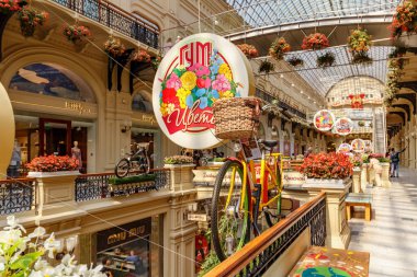 Moskova, Rusya - 28 Temmuz 2019: Çiçek Festivali 2019, Moskova'daki Kızıl Meydan'daki Gum State Department Store'da. Sakız Moskova tarihi merkezinin popüler turistik dönüm noktası