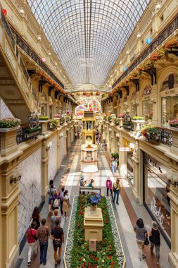 Moskova, Rusya - 28 Temmuz 2019: Moskova'daki Kızıl Meydan'daki Gum State Department Store galerilerinin panoraması. Sakız popüler turistik dönüm noktası