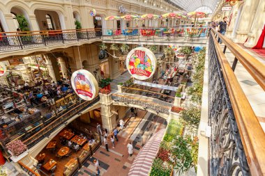 Moskova, Rusya - 28 Temmuz 2019: Gum State Store ziyaretçileri kafede dinleniyor. Sakız Moskova'da Kırmızı kare popüler turistik yerdir