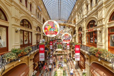Moskova, Rusya - 28 Temmuz 2019: Güneşli yaz gününde Gum State Department Store'da sokakta yürüyen halklar. Kırmızı meydanda Sakız Moskova'da popüler turistik dönüm noktası