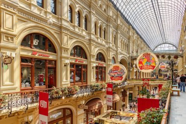 Moskova, Rusya - 28 Temmuz 2019: Güneşli yaz gününde Gum'da Windows of New Balance butiği. Moskova tarihi merkezinde Kırmızı meydanda Gum Dışişleri Mağazası İç