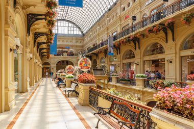 Moskova, Rusya - 28 Temmuz 2019: Güneş ışığında sakız mimarisi. Kırmızı meydanda Gum Dışişleri Bakanlığı Mağaza Moskova'nın merkezinde popüler turistik dönüm noktası