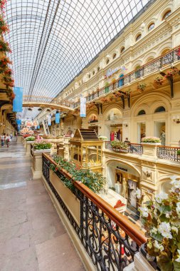 Moskova, Rusya - 28 Temmuz 2019: Yaz gününde Kırmızı Meydanda Sakız Mimarisi. Moskova'da Gum Dışişleri Mağazası İç