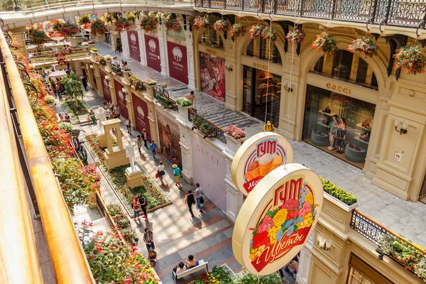 Moskau, Russland - 28. Juli 2019: Gucci-Schaufenster im Kaugummi-Kaufhaus State am Roten Platz in Moskau. Kaugummi ist beliebtes touristisches Wahrzeichen — Stockfoto