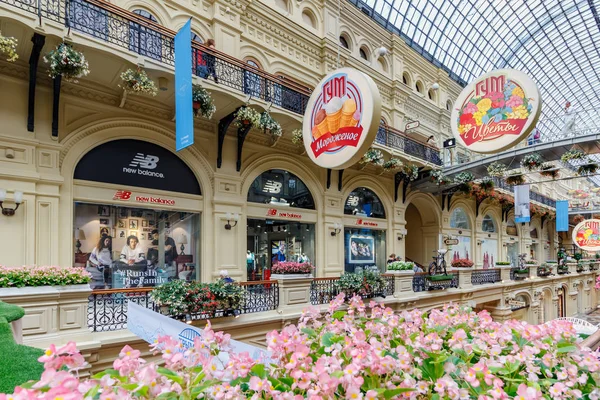 Moskau, Russland - 28. Juli 2019: Schaufenster einer neuen Balance-Boutique gegen Blumen auf dem Kaugummi-State-Kaufhaus. Kaugummi auf dem Roten Platz ist beliebtes touristisches Wahrzeichen des historischen Zentrums von Moskau — Stockfoto
