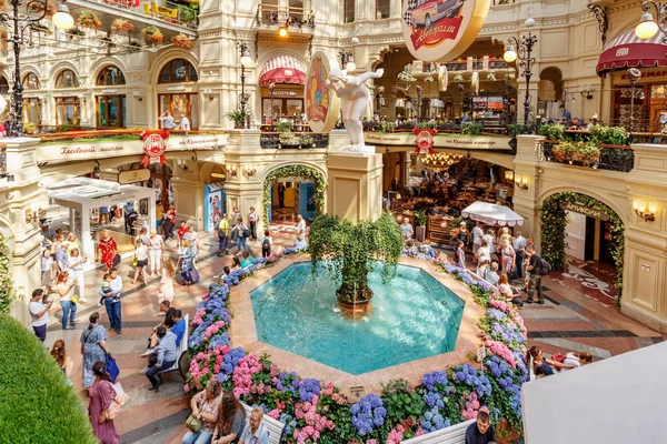 Moskova, Rusya - 28 Temmuz 2019: Gum State Department Store'un merkezindeki çeşmenin yanındaki turistler. Moskova'da Kırmızı kare Sakız popüler turistik yerdir
