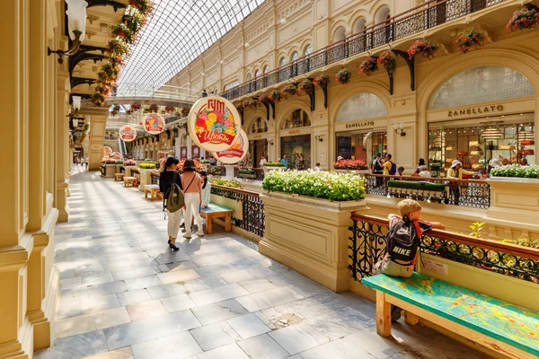 Moscú, Rusia - 28 de julio de 2019: Turistas caminando por callejones en GUM State Department Store contra el escaparate de la boutique Zanellato en el soleado día de verano. GUM es un popular punto de referencia turístico en Moscú — Foto de Stock