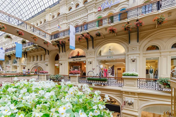 Moscú, Rusia - 28 de julio de 2019: Interiores de GUM contra flores. GUM State Department Store en la Plaza Roja de Moscú en el soleado día de verano — Foto de Stock