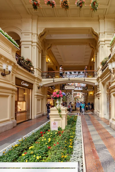 Moscú, Rusia - 28 de julio de 2019: Galería de la Tienda del Departamento de Estado de GUM en la Plaza Roja. GUM es un popular hito turístico del centro histórico de Moscú — Foto de Stock