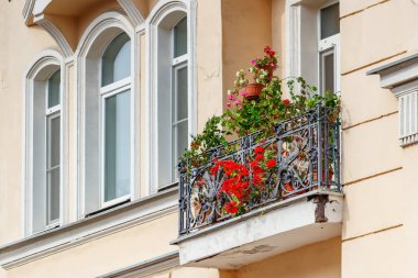 Moskova, Rusya - 13 Eylül 2019: Arbat caddesinde arkasokaklara ait pencereler ve balkon. Moskova tarihi merkezi nin mimarisi