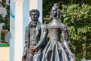 Moskova, Rusya - 13 Eylül 2019: Moskova'da Arbat caddesinde Alexander Puşkin ve Natalia Goncharova Anıtı güneşli sonbahar sabahında yakın çekim