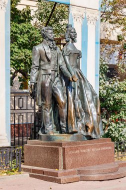 Moskova, Rusya - 13 Eylül 2019: Moskova'daki Arbat caddesinde Rus şair ve nesir yazarı Alexander Puşkin ve Natalia Goncharova'nın anıtına bakış