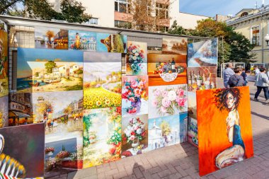 Moskova, Rusya - 13 Eylül 2019: Sonbahar sabahı Moskova'da Arbat caddesinde güneş ışığı altında sanat galerisi