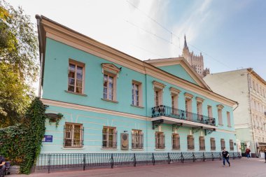 Moskova, Rusya - 13 Eylül 2019: Rus şair ve nesir yazarı Alexander Puşkin Memorial Apartments Moskova'da Arbat caddesinde güneşli sonbahar sabahında