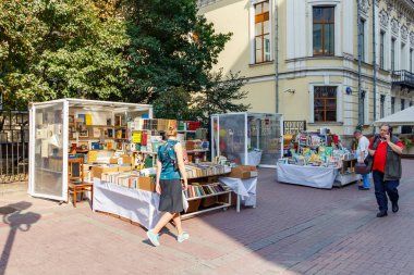 Moskova, Rusya - 13 Eylül 2019: Güneşli sonbahar sabahında Moskova tarihi merkezinde Arbat caddesinde eski nadir kitaplarla sayaçlar