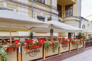 Moskova, Rusya - 13 Eylül 2019: Moskova'da Arbat caddesinde Hard Rock Cafe'nin yaz terası yakın çekim