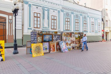 Moskova, Rusya - 13 Eylül 2019: Güneşli sonbahar sabahında Moskova'da Arbat caddesindeki stantlarda resimler