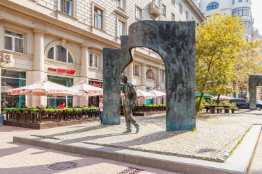 Moskova, Rusya - 13 Eylül 2019: Güneşli sonbahar sabahı Moskova'da Arbat caddesinde Sovyet ve Rus şair ve ozan Bulat Okudzhava Anıtı