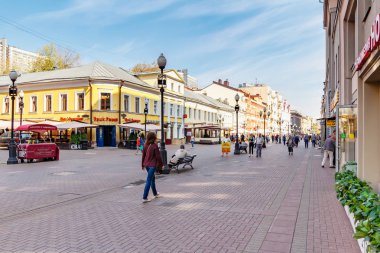 Moskova, Rusya - 13 Eylül 2019: Güneşli sonbahar sabahında Arbat caddesi. Moskova tarihi merkezi nin mimarisi