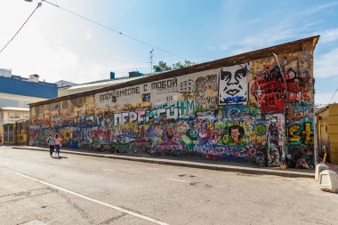 Moskova, Rusya - 13 Eylül 2019: Güneşli sonbahar sabahında Moskova'nın Arbat caddesinde mavi gökyüzüne karşı Tsoi Duvarı. Sovyet rock müzisyeni ve söz yazarı Viktor Tsoi'nin anısına duvar
