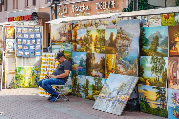 Moskau, russland - 13. september 2019: kunstgalerie in der arbat-straße in moskau an einem sonnigen herbstmorgen — Stockfoto