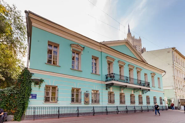 Moskova, Rusya - 13 Eylül 2019: Rus şair ve nesir yazarı Alexander Puşkin Memorial Apartments Moskova'da Arbat caddesinde güneşli sonbahar sabahında