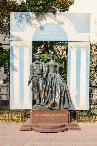 Moscow, Russia - September 13, 2019: Monument dedicated to the 175th anniversary of the wedding of russian poet and prose writer Alexander Pushkin and Natalia Goncharova on Arbat street in Moscow — Stock Photo, Image