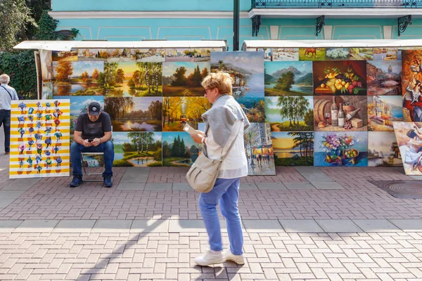 Moskau, russland - 13. september 2019: tourist walking against art gallery on arbat street in moskau an einem sonnigen herbstmorgen — Stockfoto